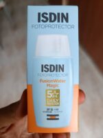 کرم ضد آفتاب فیوژن واتر بی رنگ ایزدین SPF 50